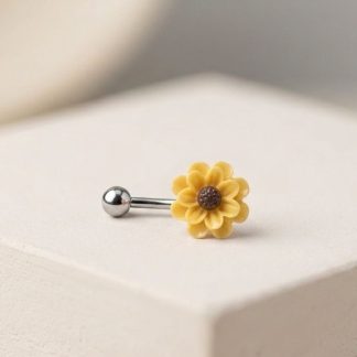 Sarı çiçek görünümlü göbek piercing